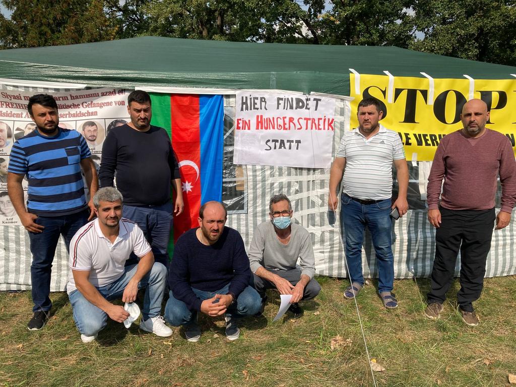 Vor Dem Bamf Aserbaidschaner Treten In Den Hungerstreik Nurnberg Nordbayern De
