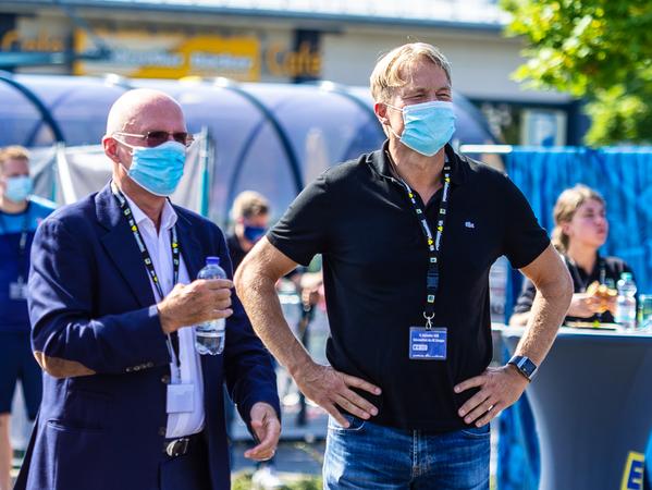 Zuschauen macht Spaß: Aufsichtsratsboss Carsten Bissel (rechts) - hier mit Alexander Fackelmann - weiß um den enorm positiven Effekt, welchen die Fans dem HCE bringen.
Zuschauen macht Spaß: Aufsichtsratsboss Carsten Bissel (rechts) - hier mit Alexander Fackelmann - weiß um den enorm positiven Effekt, welchen die Fans dem HCE bringen.