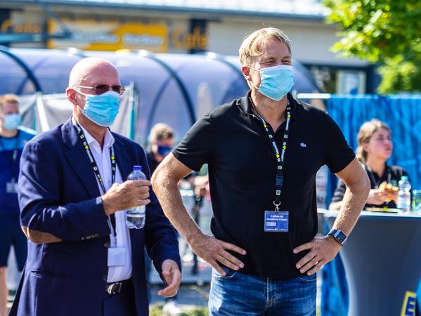 Zuschauen macht Spaß: Aufsichtsratsboss Carsten Bissel (rechts) - hier mit Alexander Fackelmann - weiß um den enorm positiven Effekt, welchen die Fans dem HCE bringen.