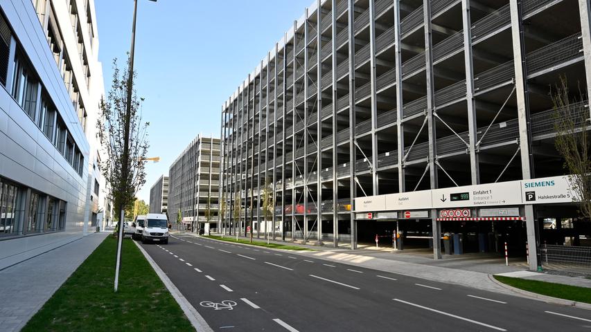 Das nördlich der Günther-Scharowsky-Straße gelegene, bereits fertiggestellte Modul 1 steht Corona bedingt nahezu leer bzw. wurde erst gar nicht bezogen. Im Bild: Die Siemenspromenade zwischen den Büroblöcken.