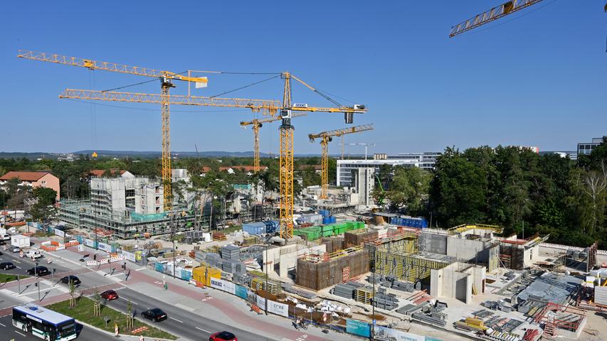 Der Baufortschritt am Siemens Campus ist augenfällig: Das Modul 2 an der Paiul-Gossen-Straße südlich der Günther-Scharowsky-Straße wächst in die Höhe.