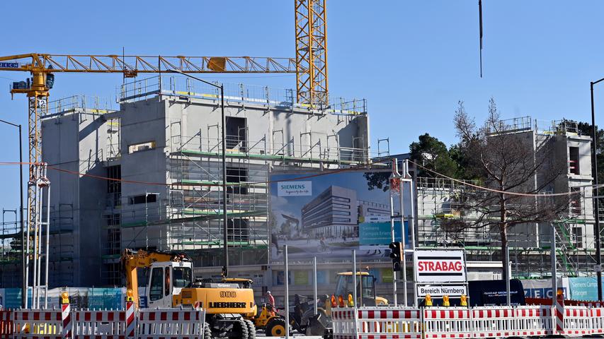 Der Baufortschritt am Siemens Campus ist augenfällig: Das Modul 2 an der Paiul-Gossen-Straße südlich der Günther-Scharowsky-Straße wächst in die Höhe.