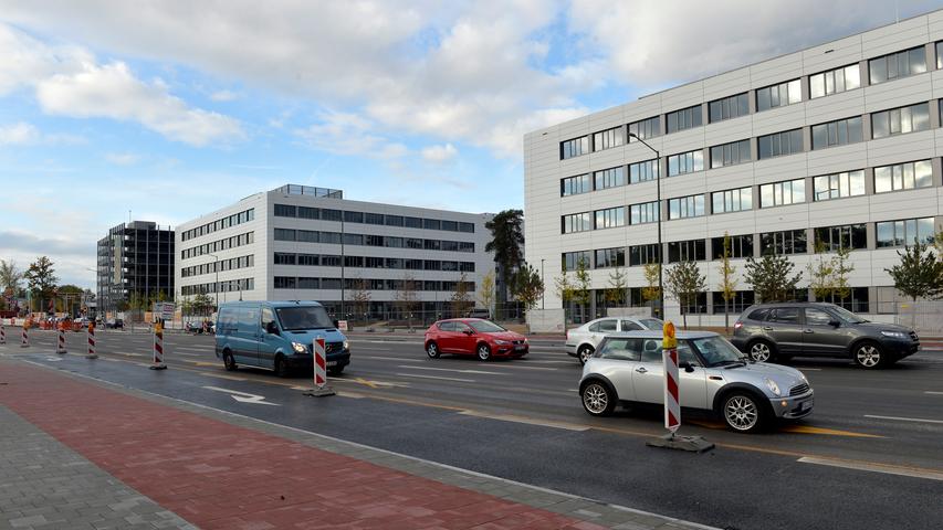 Nächste Phase in der Erstellung des Siemens Campus: Nachdem Modul 1 westlich der Günther-Scharowsky-Straße fertigegestellt ist und im Januar 2020 bezogen werden soll, wurde heute der Startschuß für das Modul 2 auf der gegenüberliegenden Straßenseite vollzogen.