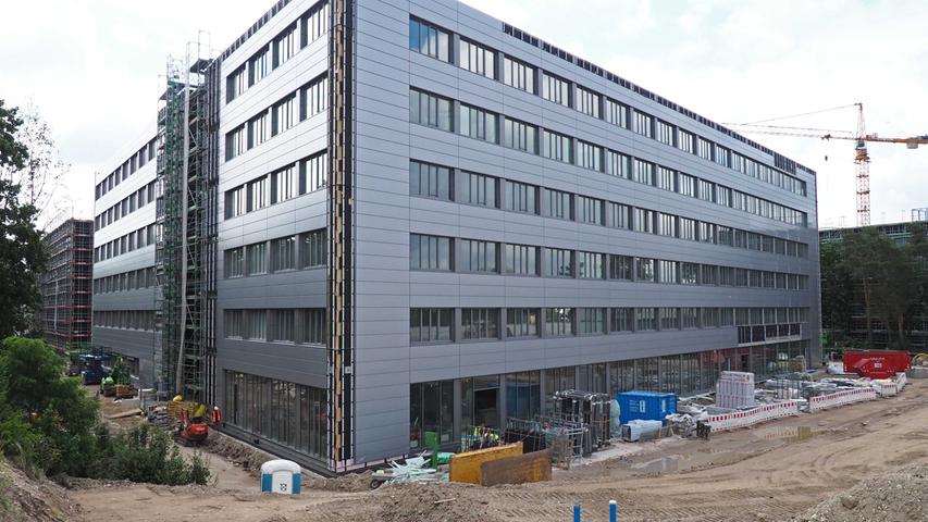 Nächste Phase in der Erstellung des Siemens Campus: Nachdem Modul 1 westlich der Günther-Scharowsky-Straße fertigegestellt ist und im Januar 2020 bezogen werden soll, wurde heute der Startschuß für das Modul 2 auf der gegenüberliegenden Straßenseite vollzogen.