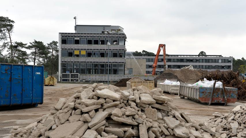 Südlich der Günther-Scharowski-Straße wurde großflächtig abgerissen, um für das Modul 2 des neuen Siemens Campus zu schaffen.