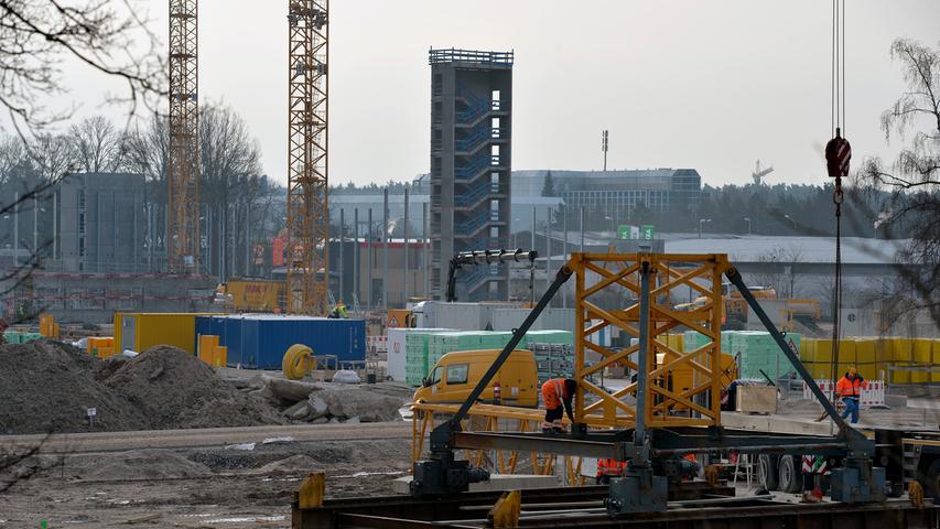 Auf der Siemens Campus Baustelle tut sich was: Einige betonfertigteile wurden zusammengefügt - und plötzlich ragt ein vielstöckiges Treppenhaus.in den Himmel.
