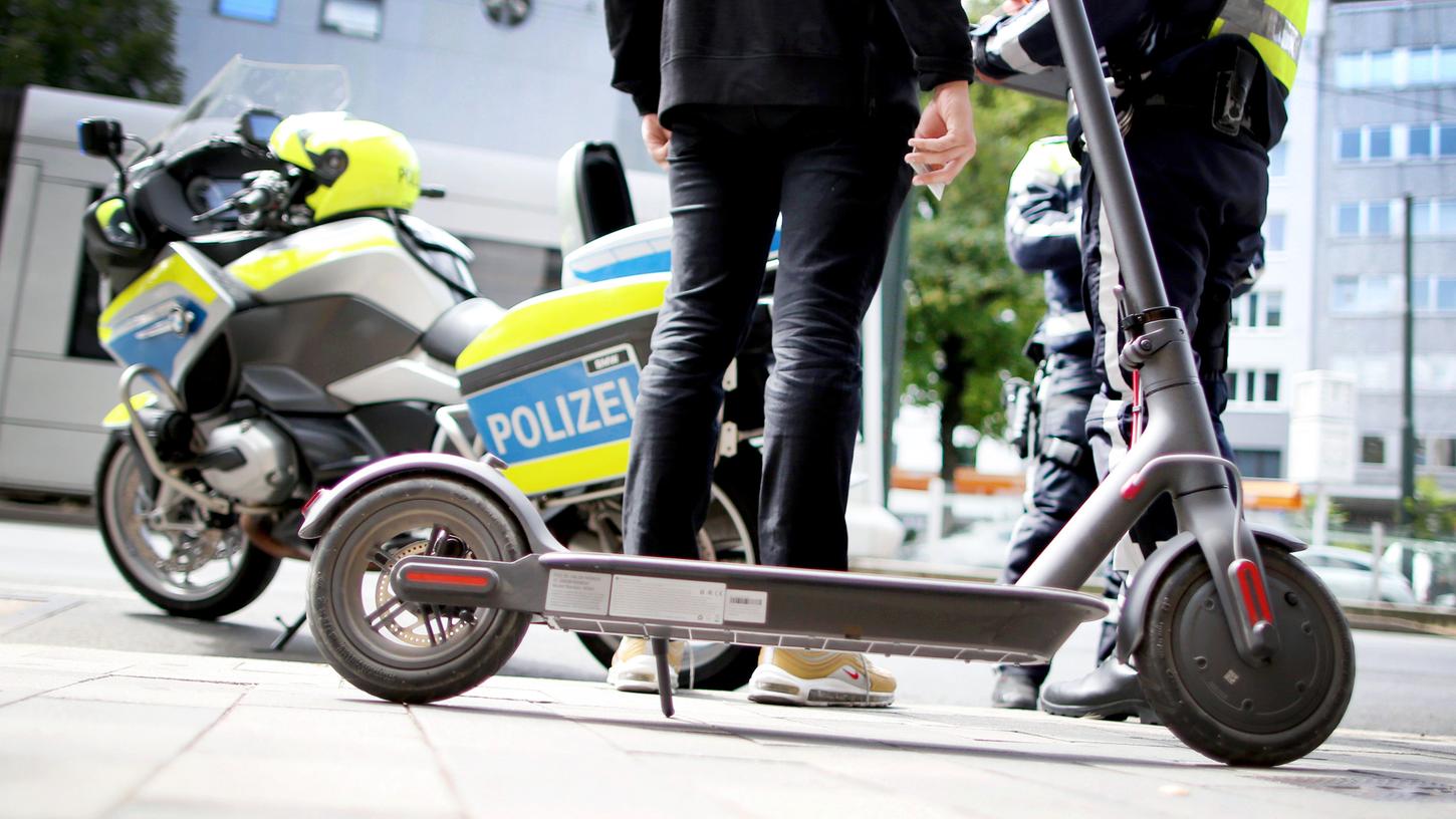 Nicht zu übersehen: Die kleinen, grünen E-Scooter fahren oder stehen jetzt auch in Schwabach an vielen Stellen. Dass für die Fahrer dieselben Vorschriften wie beim Autofahren gelten, hat noch nicht jeder verinnerlicht.
Nicht zu übersehen: Die kleinen, grünen E-Scooter fahren oder stehen jetzt auch in Schwabach an vielen Stellen. Dass für die Fahrer dieselben Vorschriften wie beim Autofahren gelten, hat noch nicht jeder verinnerlicht.