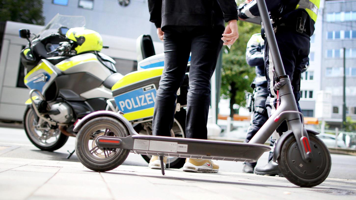 Nicht zu übersehen: Die kleinen, grünen E-Scooter fahren oder stehen jetzt auch in Schwabach an vielen Stellen. Dass für die Fahrer dieselben Vorschriften wie beim Autofahren gelten, hat noch nicht jeder verinnerlicht.  