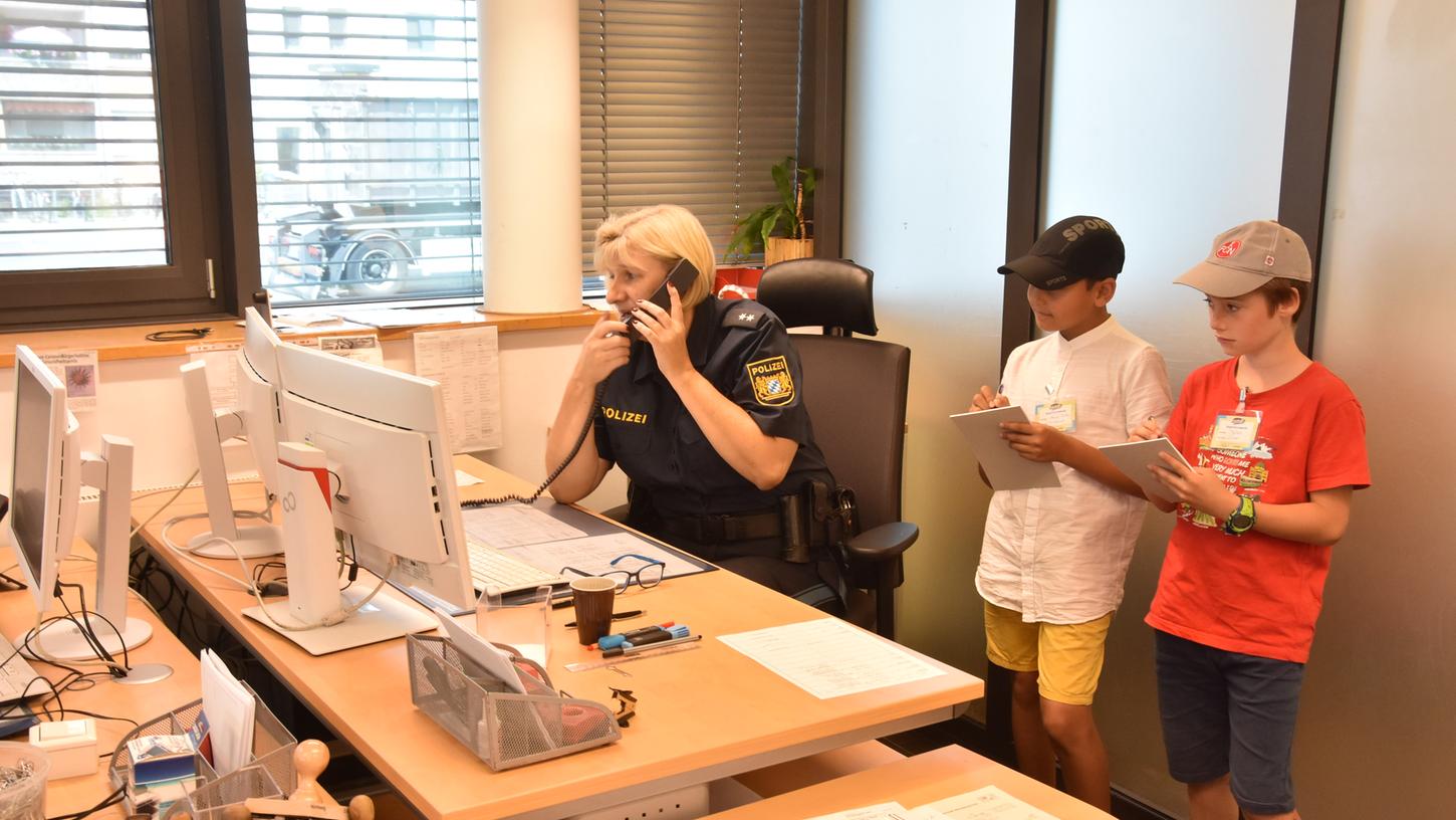Kinderreporter Julian (rechts) und Seyf haben die Polizeiwache West in Nürnberg besucht und berichten darüber in der nanu!?.
