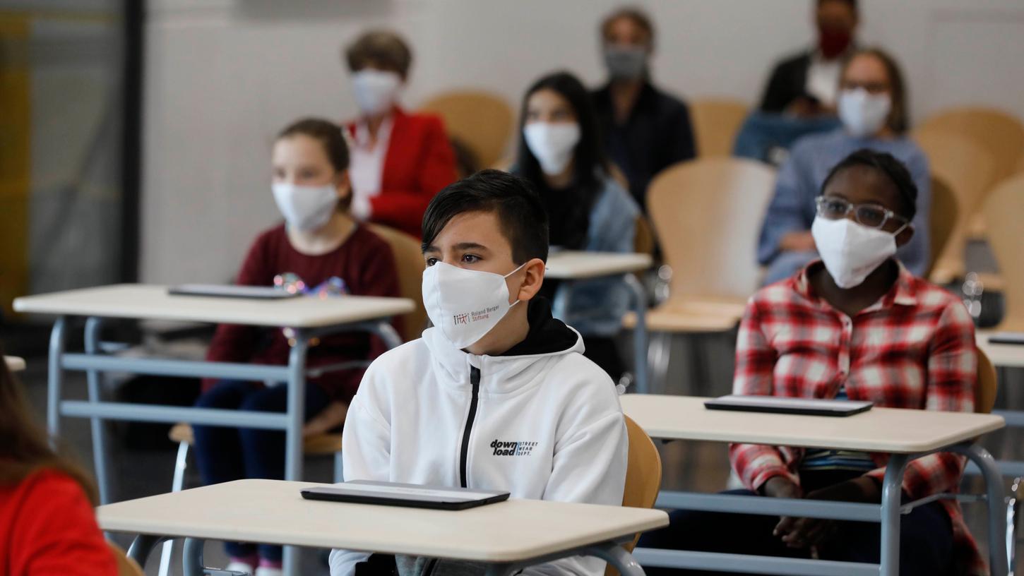 Unterricht mit Mundschutz: Fünf Schüler saßen in der ersten Woche nicht in den Klassenzimmern des Nürnberger Dürer-Gymnasiums, weil sie nach den Ferien gleich am Flughafen positiv auf Covid-19 getestet worden waren.