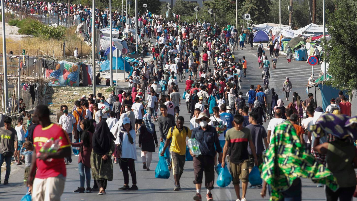 Nach dem Brand des Flüchtlingslagers Moria auf der griechischen Insel Lesbos leben viele der ehemaligen Insassen auf der Straße. Bundeskanzlerin Angela Merkel hat nun angekündigt, an diesem Mittwoch über die Aufnahme weiterer Migranten aus dem Lager zu entscheiden.