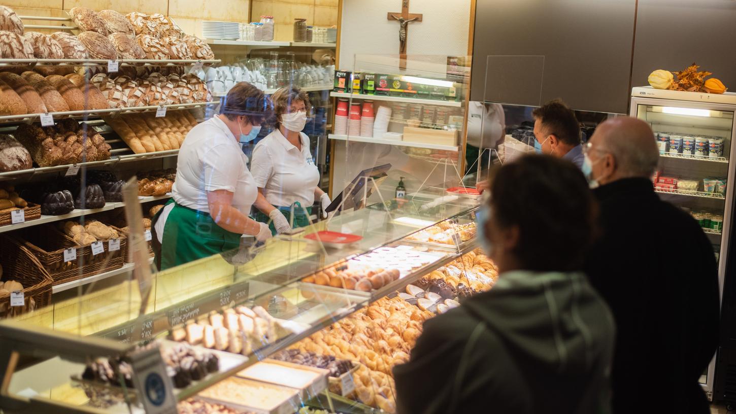 Die Bäckereifachverkäuferinnen der Stadtbäckerei von Wolframs-Eschenbach bedienen die ersten Kunden. 