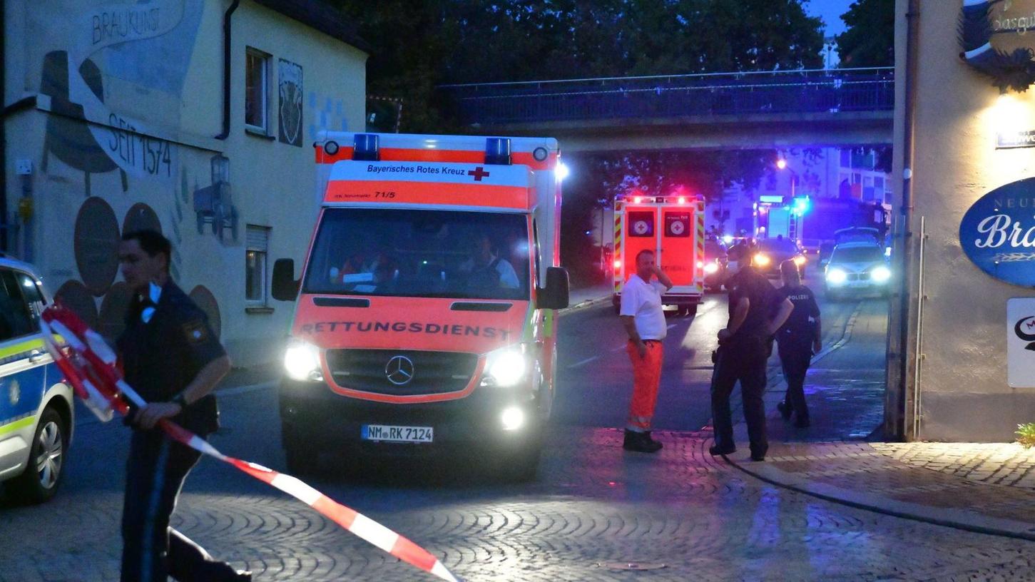 Ein Großaufgebot an Polizei, Feuerwehr- und Rettungskräften rückte am Neumarkter Weißenfeldplatz und an der Kapuzinergasse an, nachdem für das Areal an der Glossner-Brauerei Alarm ausgelöst wurde. 