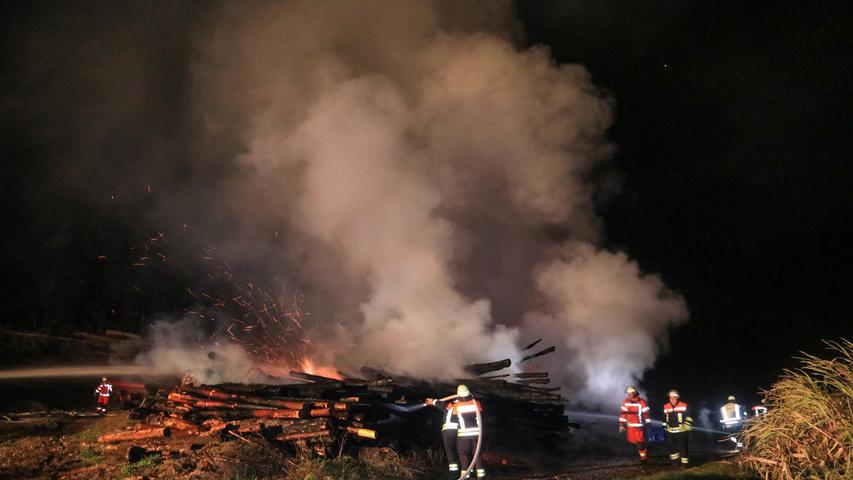 Holzlager brannte bei Zapfendorf: Flammen schlugen meterhoch