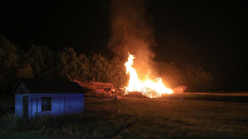 Holzlager brannte bei Zapfendorf: Flammen schlugen meterhoch