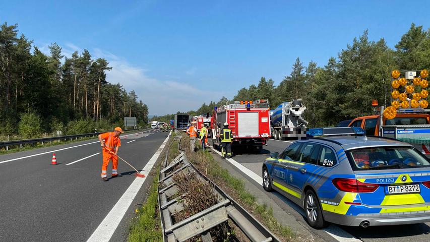 LKW durchbricht auf A73 Mittelschutzplanke - Fahrer verletzt