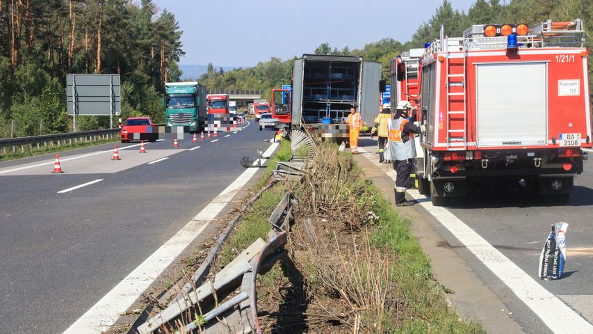 LKW durchbricht auf A73 Mittelschutzplanke - Fahrer verletzt