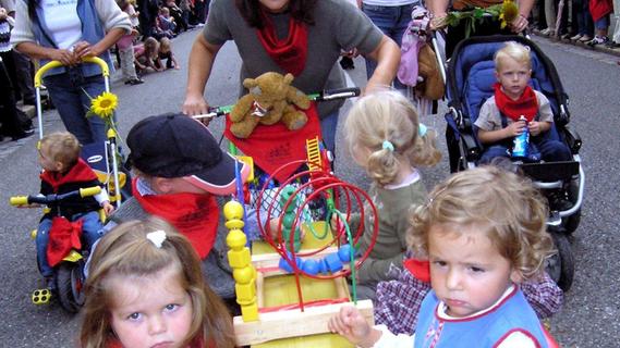 2005: Die Betreuerinnen in guter Stimmung, ihre Schützlinge noch etwas unentschlossen: Die Kindergärten machten gerne beim Festzug mit.