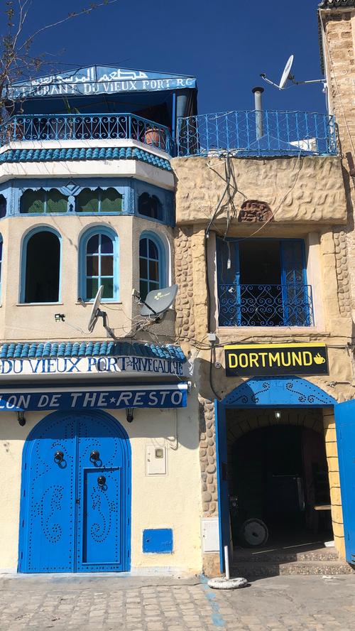Das strahlende Kobaltblau ist charakteristisch für die Hafenstadt Bizerte. Der Betreiber dieses Cafes am alten Hafen, der offenbar Borussia-Dortmund-Fan ist, hat es sich aber nicht nehmen lassen, das Schild des Vereins in original-gelber Farbe aufzubringen.