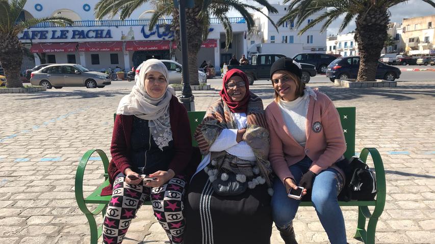 Ob im Cafe oder auf der Bank - am alten Hafen der tunesischen Hafenstadt Bizerte ist immer Zeit für Austausch zwischen Jung und Alt, für Klatsch und Tratsch jeder Art.