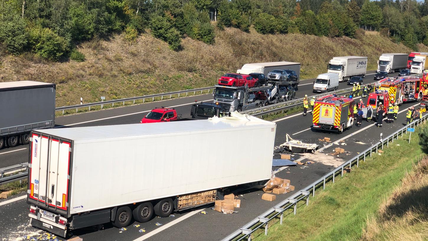 Am Dienstagnachmittag kollidierten auf der A6 bei Wernberg-Ost zwei Lastwagen. Ein Trucker verstarb noch an der Unfallstelle. 