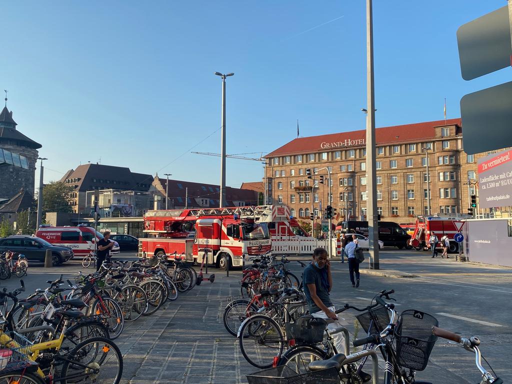 Auch am Mittwochvormittag war die Lage am Nürnberger Hauptbahnhof noch unübersichtlich. Die Bauarbeiten an der Baustelle Tafelhof Palais kamen zum Erliegen.