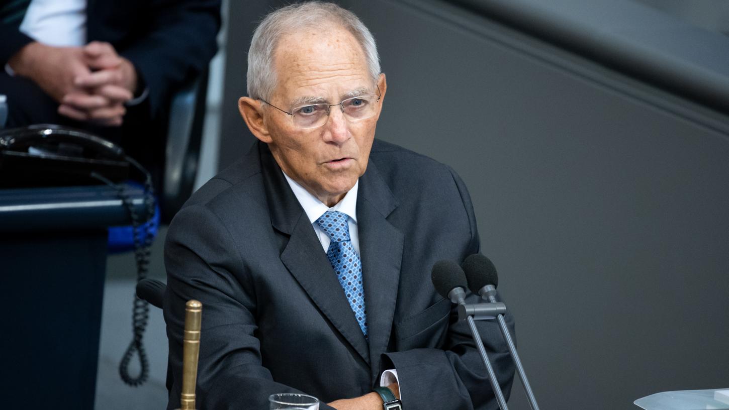 Bundestagspräsident Wolfgang Schäuble bei er Eröffnung einer Plenarsitzung. Der 77-Jährige tritt noch einmal in seinem Wahlkreis an, er wolle seinen Beitrag leisten, sagt er. 
