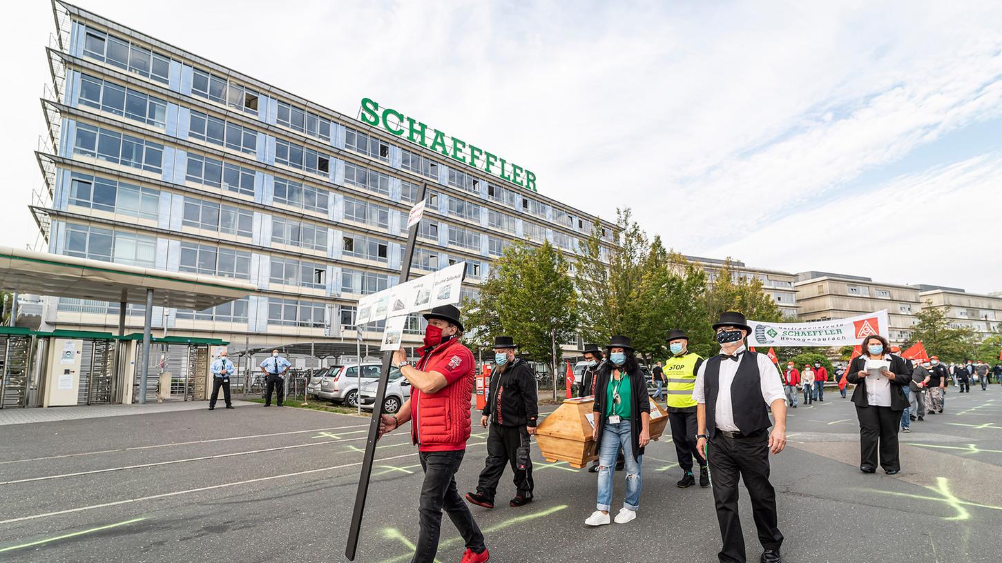 Schaeffler-Mitarbeiter in Herzogenaurach protestieren mit einem Leichenzug einschließlich Sarg gegen den drohenden Stellenabbau.