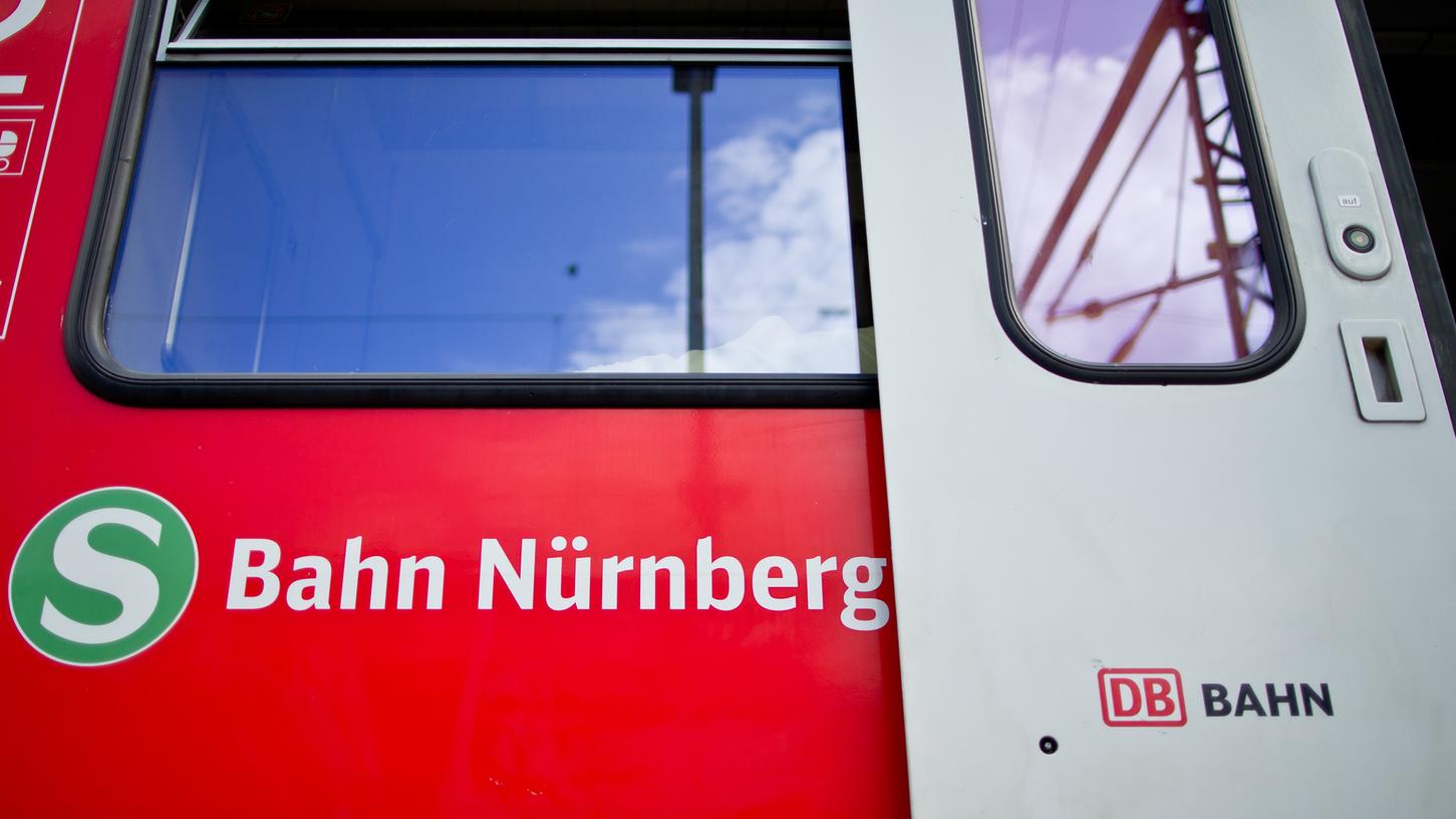 Eine S-Bahn steht am 08.07.2015 am Gleis im Hauptbahnhof in Nürnberg (Bayern). Der Streit über den künftigen Betreiber der Nürnberger S-Bahn beschäftigt ab dem 09.07.2015 das Oberlandesgericht München. Foto: Daniel Karmann/dpa +++(c) dpa - Bildfunk+++ | Verwendung weltweit