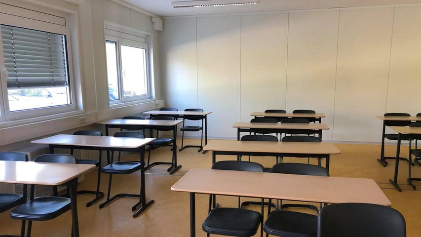 Der Blick ins Innere: So sehen die Container-Klassenzimmer aus. Die Schülerinnen und Schüler beschweren sich nicht, denn die Räume sind hell und komplett ausgestattet.