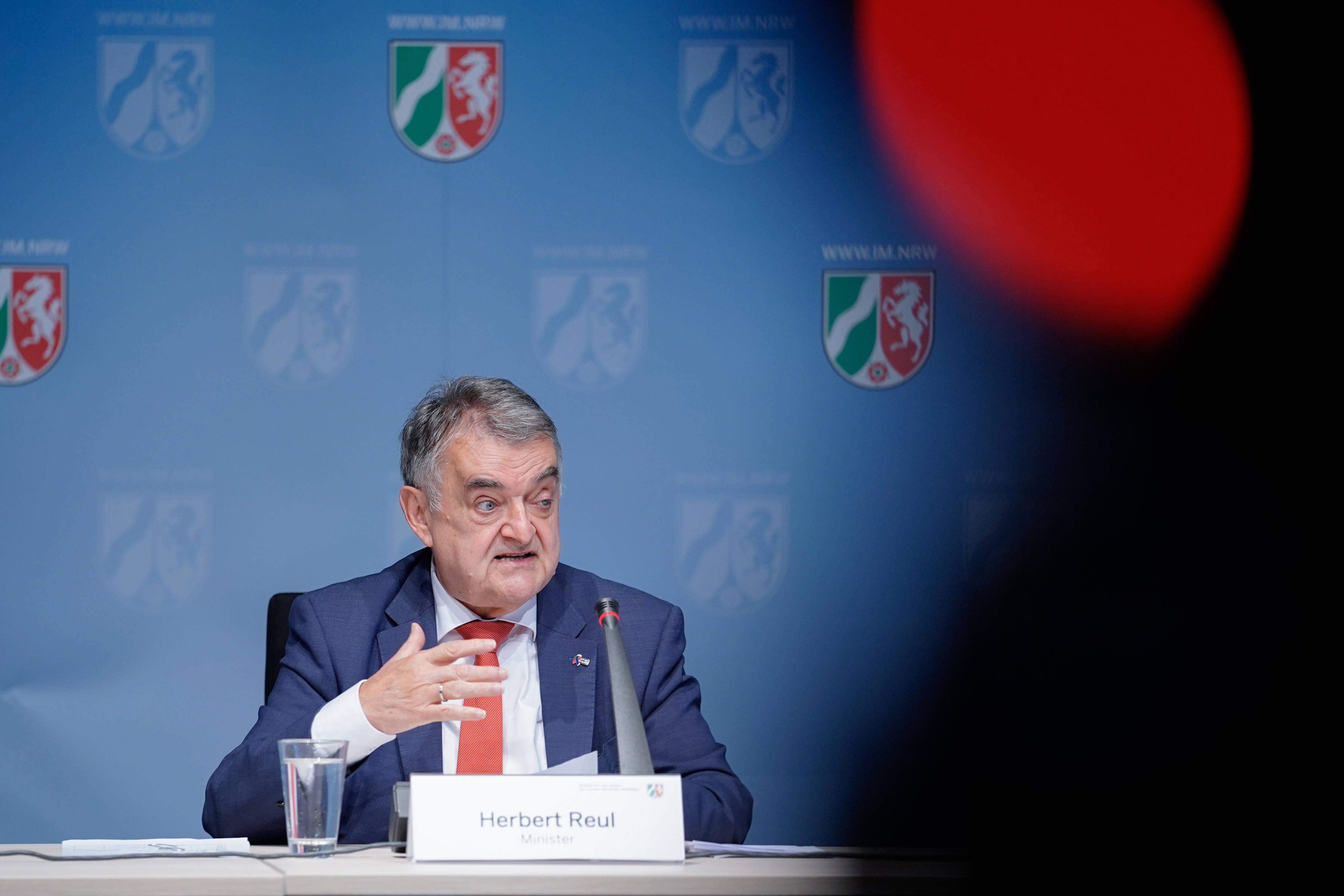 Rechtsextreme Chatgruppen 29 Polizisten Unter Verdacht Politik Nordbayern De