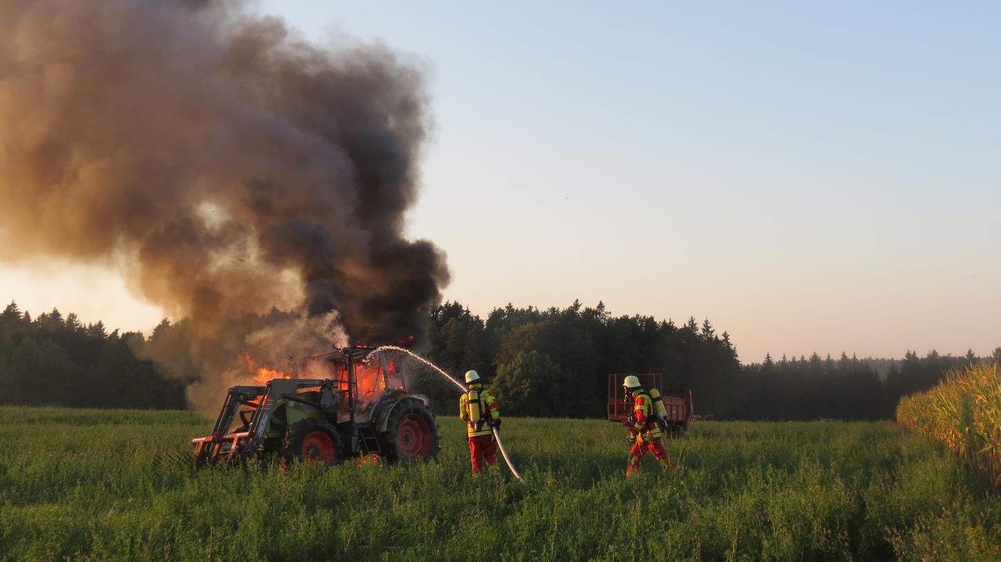 Der Traktor konnte vor den Flammen nicht mehr gerettet werden.
