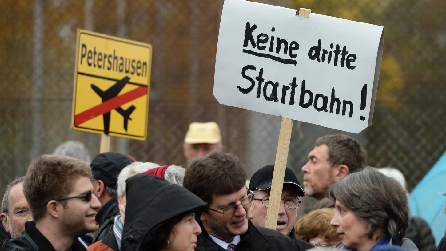 Immer wieder wurde gegen die dritte Startbahn am Münchner Flughafen protestiert - nun erteilte Markus Söder dem Projekt eine Absage.
