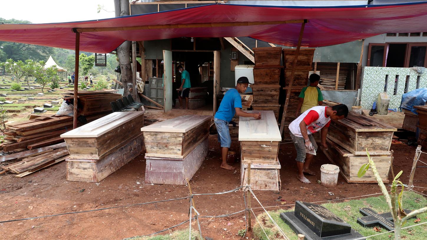 Der Inselstaat Indonesien ist besonders schwer von der Pandemie betroffen. Friedhofsmitarbeiter geraten deshalb an ihre Belastungsgrenze 