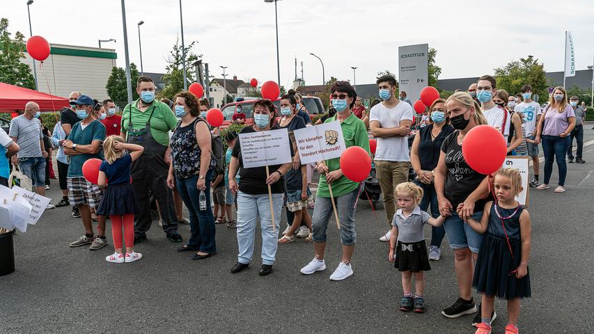 Bei Schaeffler wird gegen die Streichung von bundesweit 4400 Stellen demonstriert. In Höchstadt kamen Landrat und Bürgermeister und auch die Familien der Werksangehörigen waren dabei.