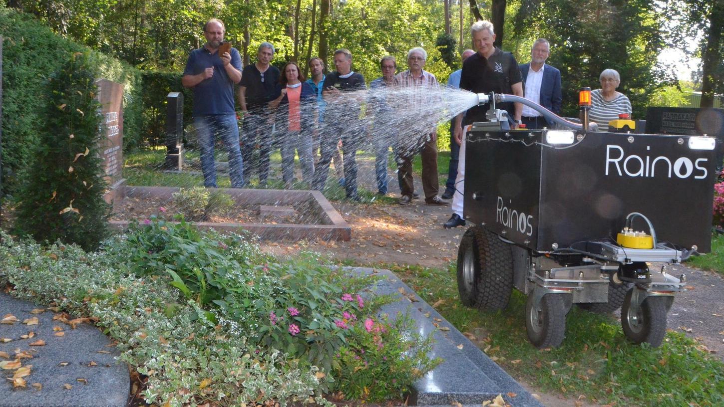 Am Schwabacher Waldfriedhof gießt jetzt ein Roboter