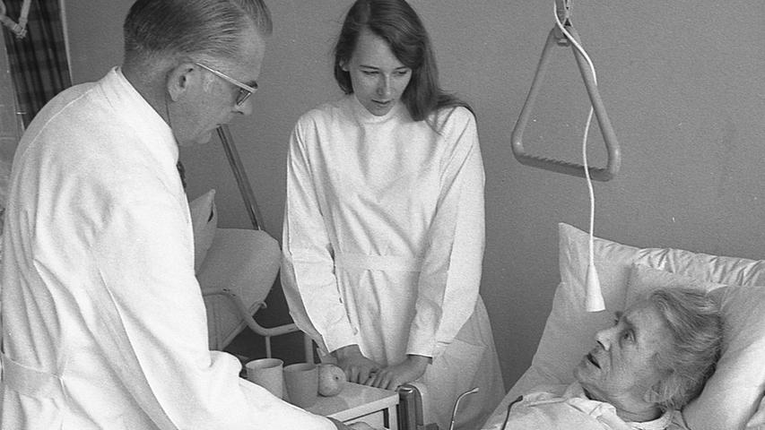 Dr. Winfried Jansen erkundigt sich besonders nach dem Zustand von bettägerigen Patientinnen. Hier geht es zum Kalenderblatt vom 23. September 1970: Meldung zum Dienst.