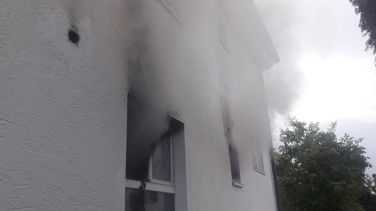 Dichter Rauch drang aus der Wohnung in der Sudetenstraße. Die Brandursache steht noch nicht fest.