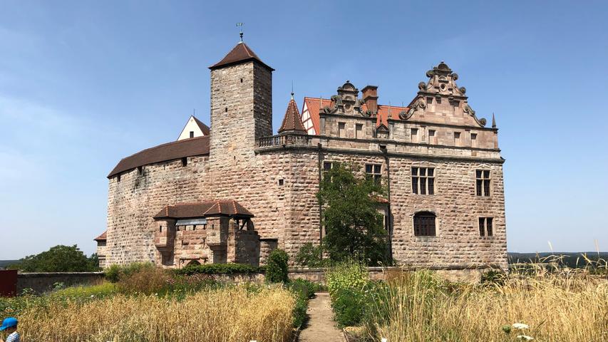 Wer sich für Burgen interessiert, kann sich auf den Weg durch den Fürther Stadtwald nach Cadolzburg begeben, wo die gleichnamige Burg aus dem 13. Jahrhundert am Rande der malerischen Altstadt thront. 