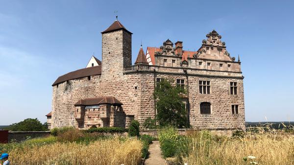 Wer sich für Burgen interessiert, kann sich auf den Weg durch den Fürther Stadtwald nach Cadolzburg begeben, wo die gleichnamige Burg aus dem 13. Jahrhundert am Rande der malerischen Altstadt thront.