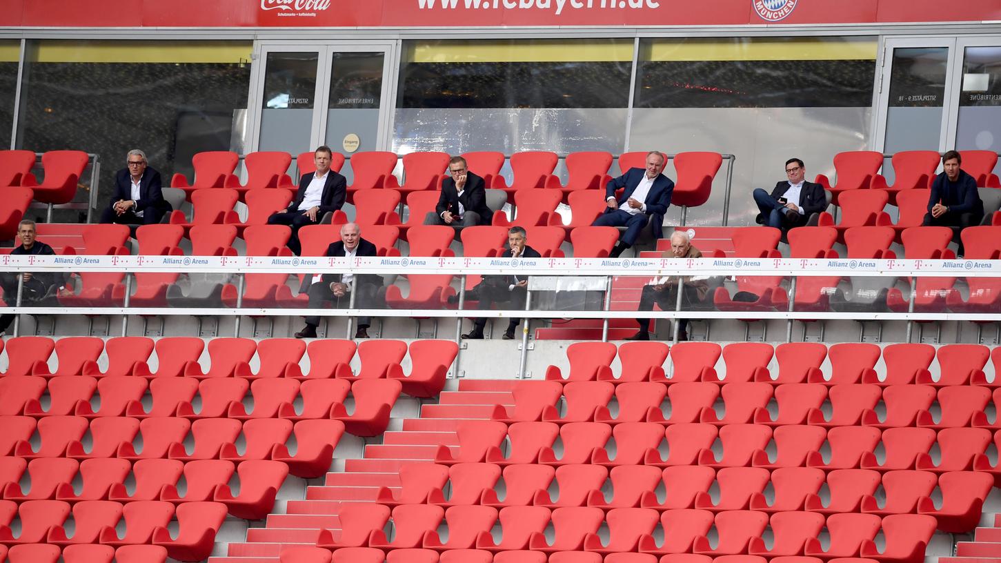 Dieses Bild wird es auch am Freitag geben: Die einzigen zugelassenen Zuschauer beim Bundesliga-Eröffnungsspiel werden die Vereinsbosse sein.