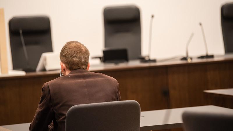 Der verurteilte Trainer muss für zwei Jahre und sechs Monate in Haft. Der verurteilte Trainer muss für zwei Jahre und sechs Monate in Haft.