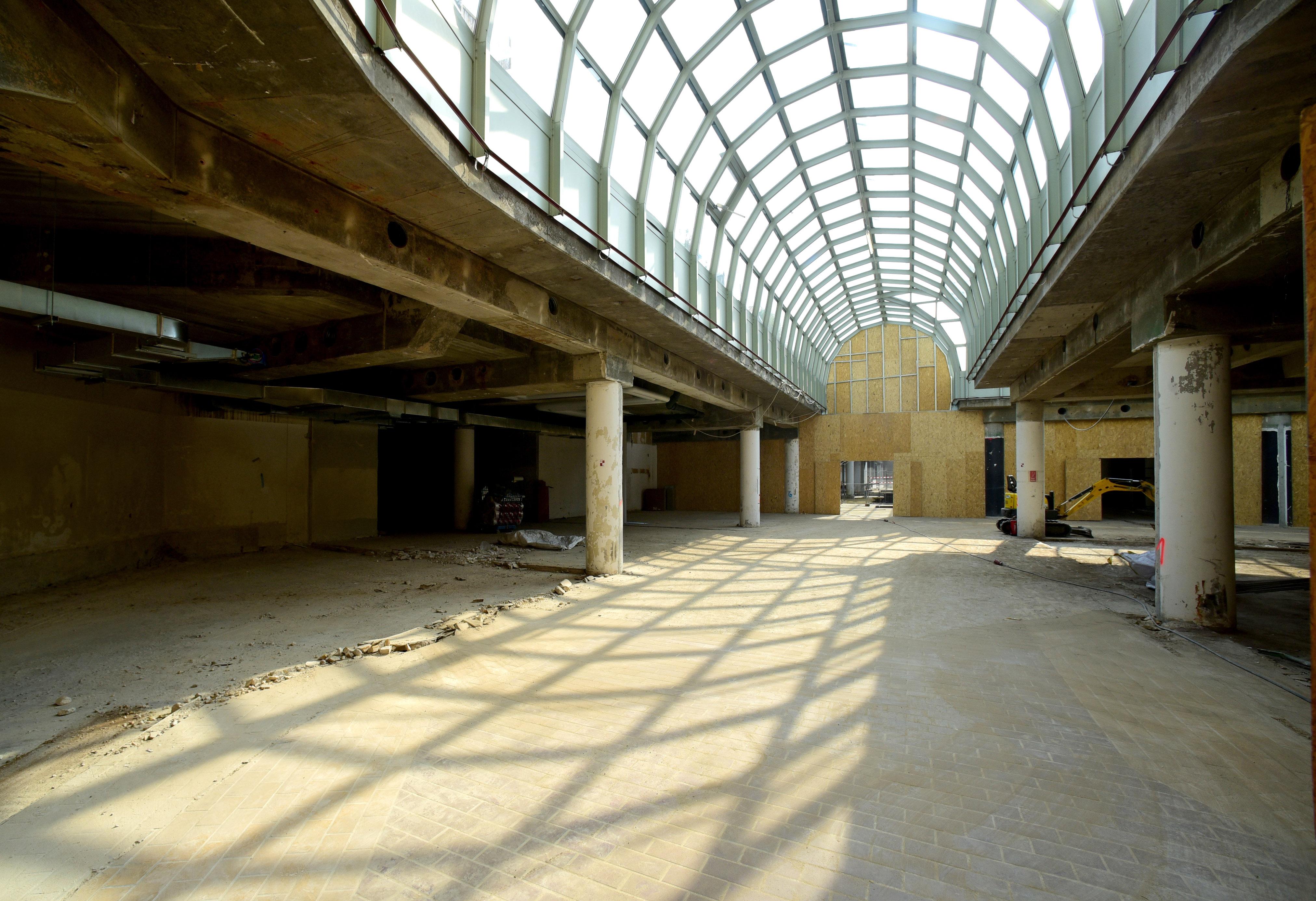 Roher Beton und Baustellenatmosphäre  im künftigen "Flair" erfordern viel Phantasie, um sich die schöne neue Einkaufswelt vorzustellen.