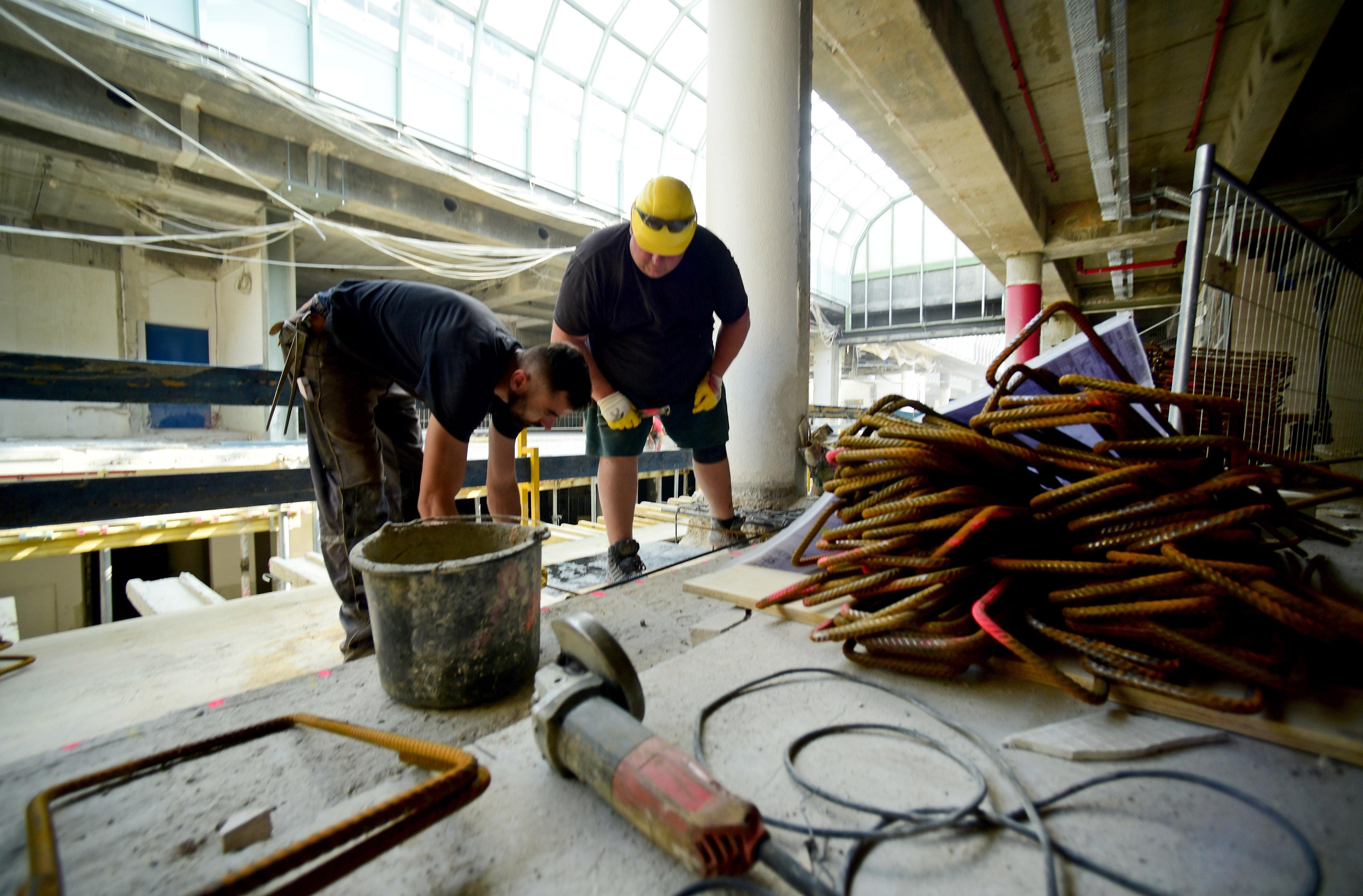 120 Menschen arbeiten im Inneren an der Umwandlung in ein modernes Einkaufszentrum.