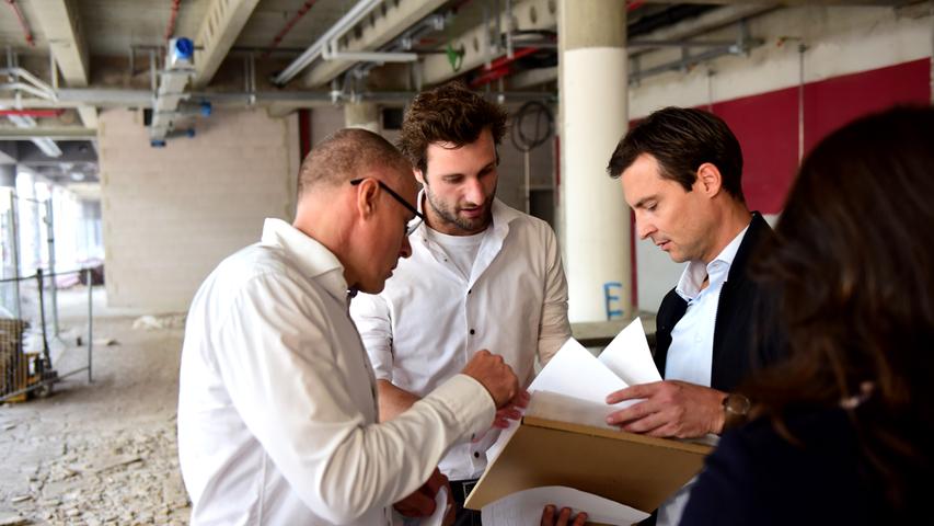 P&P-Chef Michael Peter, Oberbauleiter Oliver Rackl und Projektleiter Marcus Gergele (von links) besprechen die Pläne fürs "Flair".