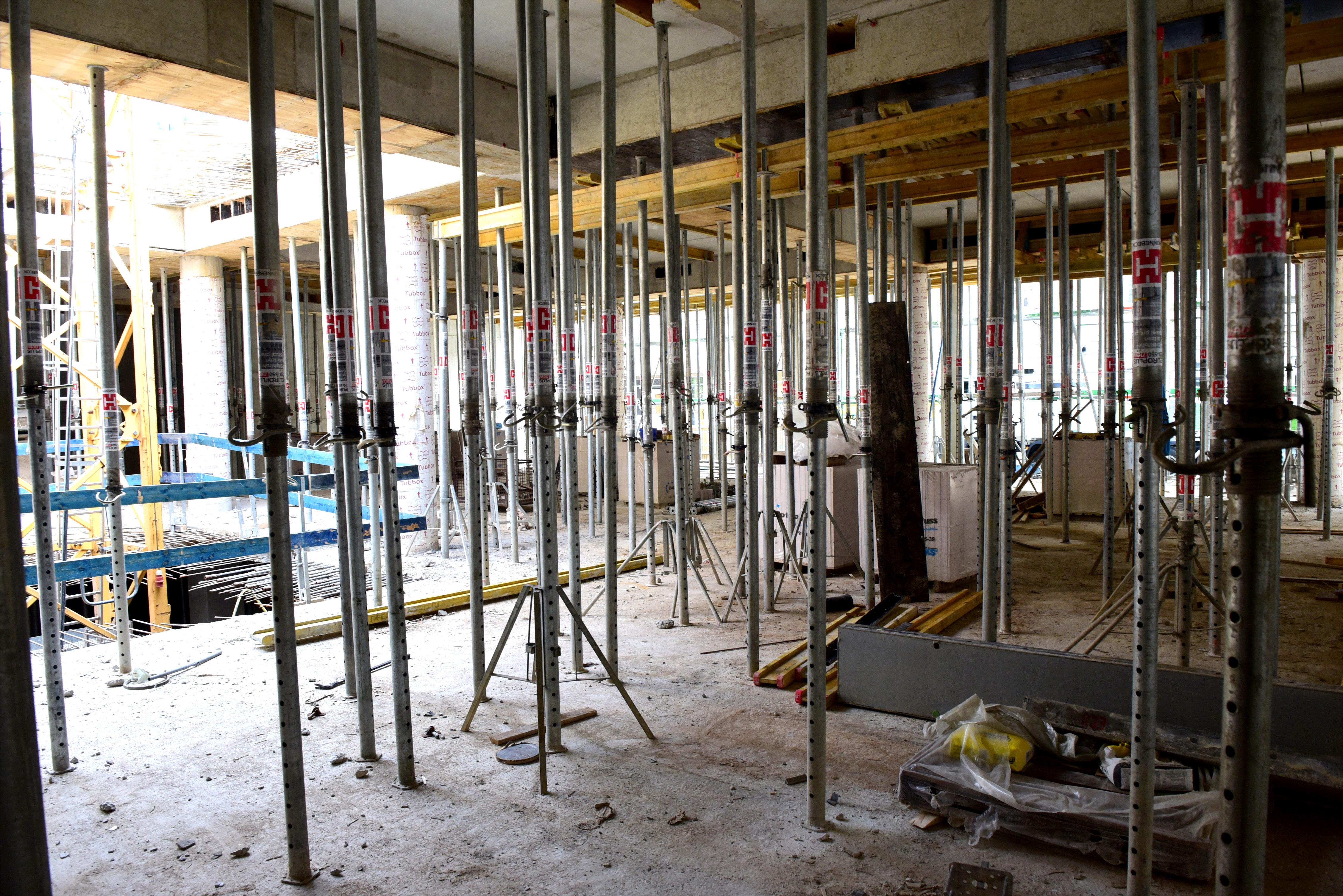 Ein Gestängewald stützt noch die Decke, wo der Food-Court im ehemaligen C&A-Trakt entstehen soll.