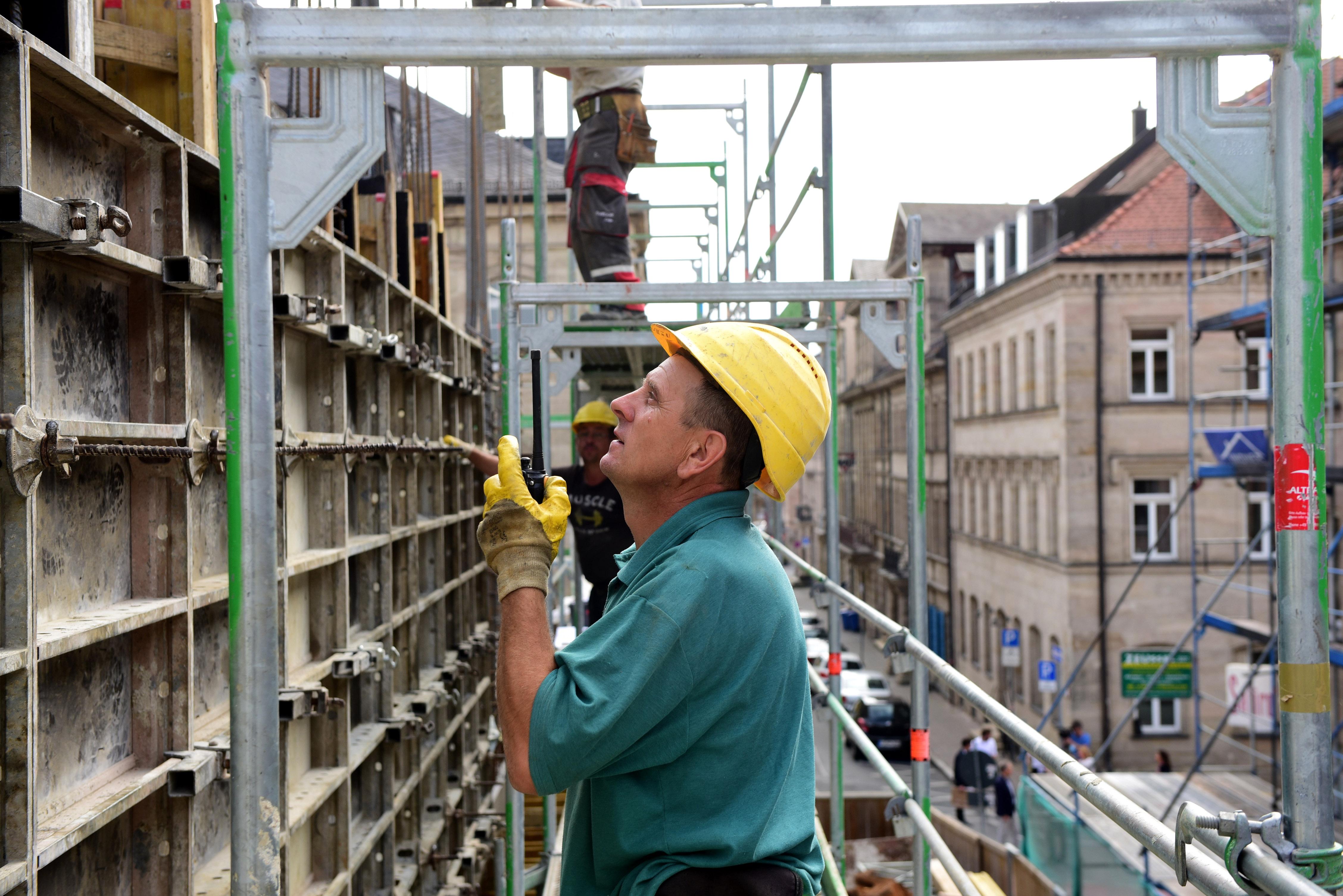 Auch an der Fassade legen die Arbeiter Hand an.