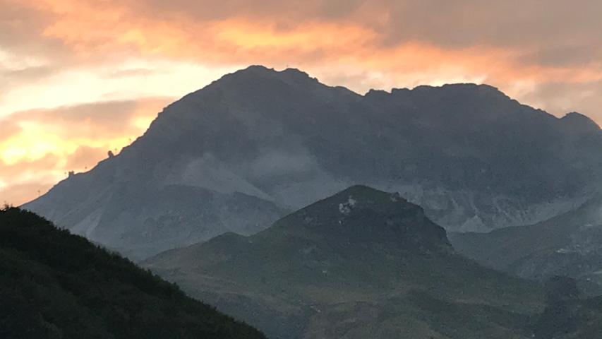 Bei entsprechender Witterung zeigen sich die Bergrücken (nicht nur) um Lerch am Arlberg in atemberaubenden Licht. 