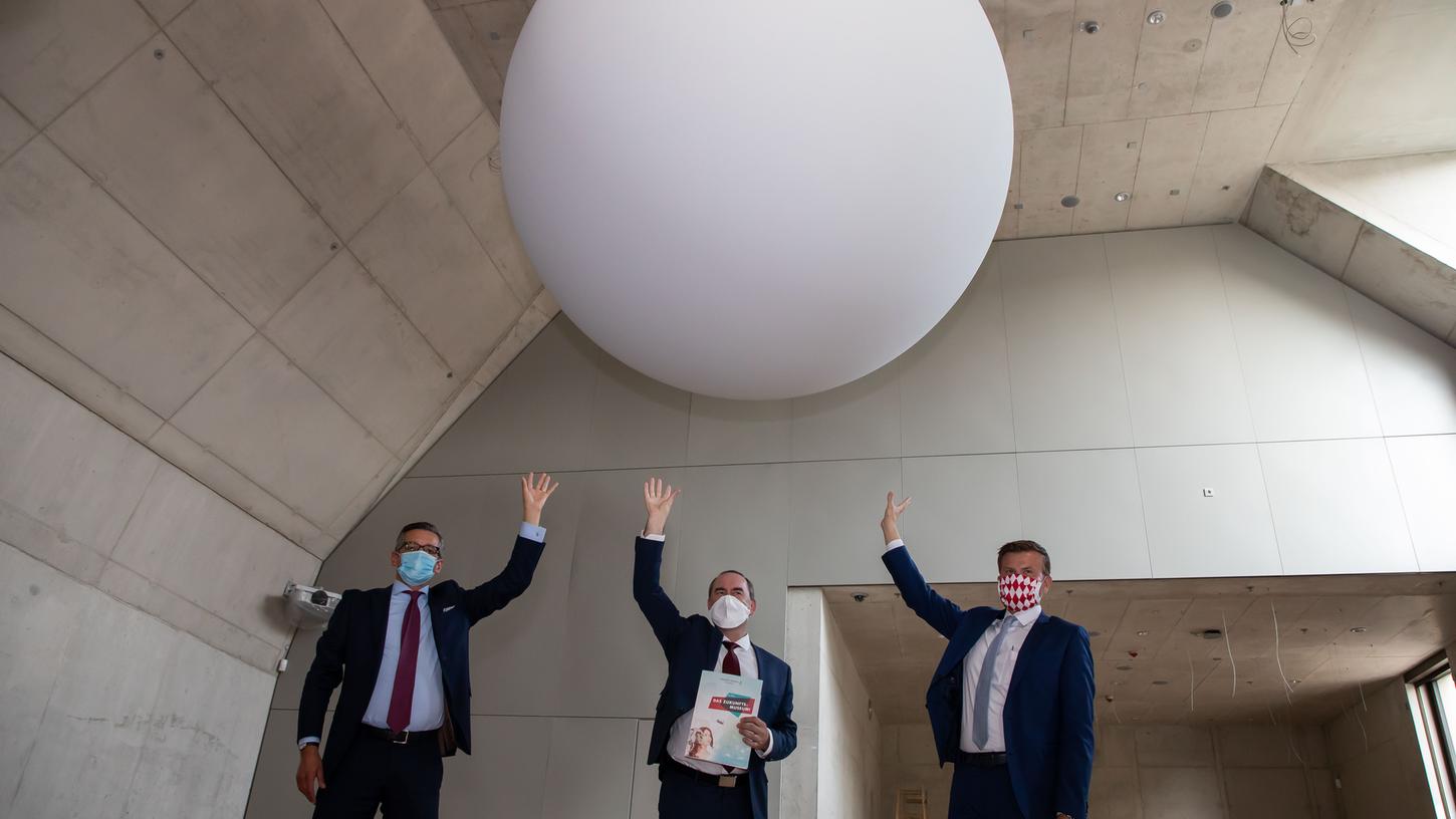 Nürnbergs Wirtschaftsreferent Michael Fraas, der stellvertretende bayerische Ministerpräsident Hubert Aiwanger und OB Marcus König im Nürnberger Zukunftsmuseum.