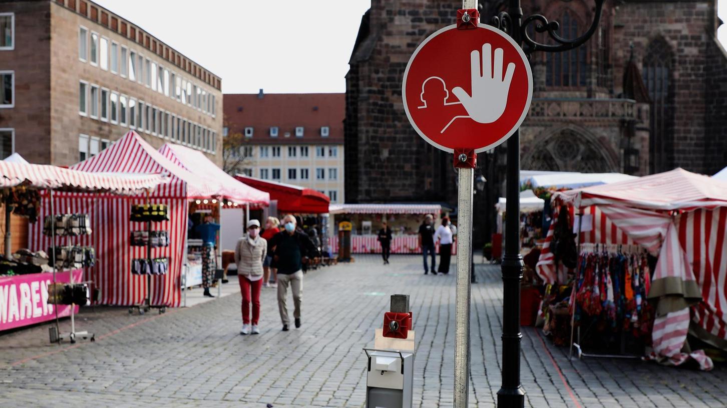 "Halt, hier nicht!" Rote Schilder weisen auf die Einbahnstraßenregelung hin.